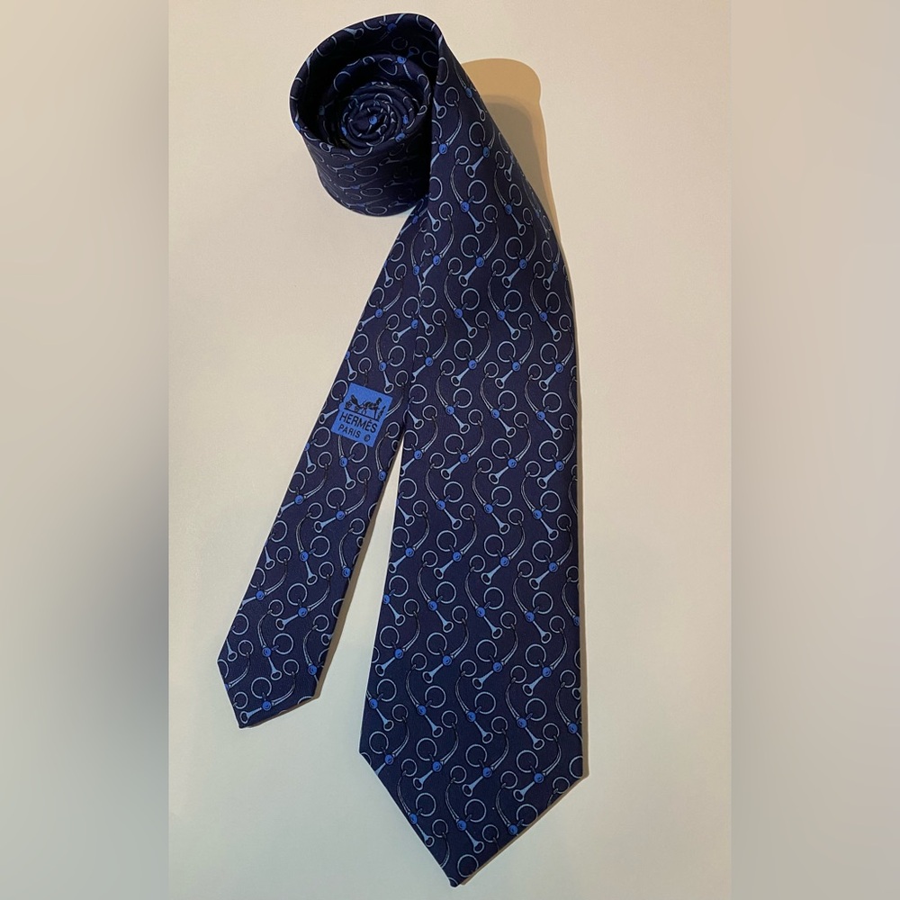 Men’s HERMES tie
Equestrian Stirrups pattern